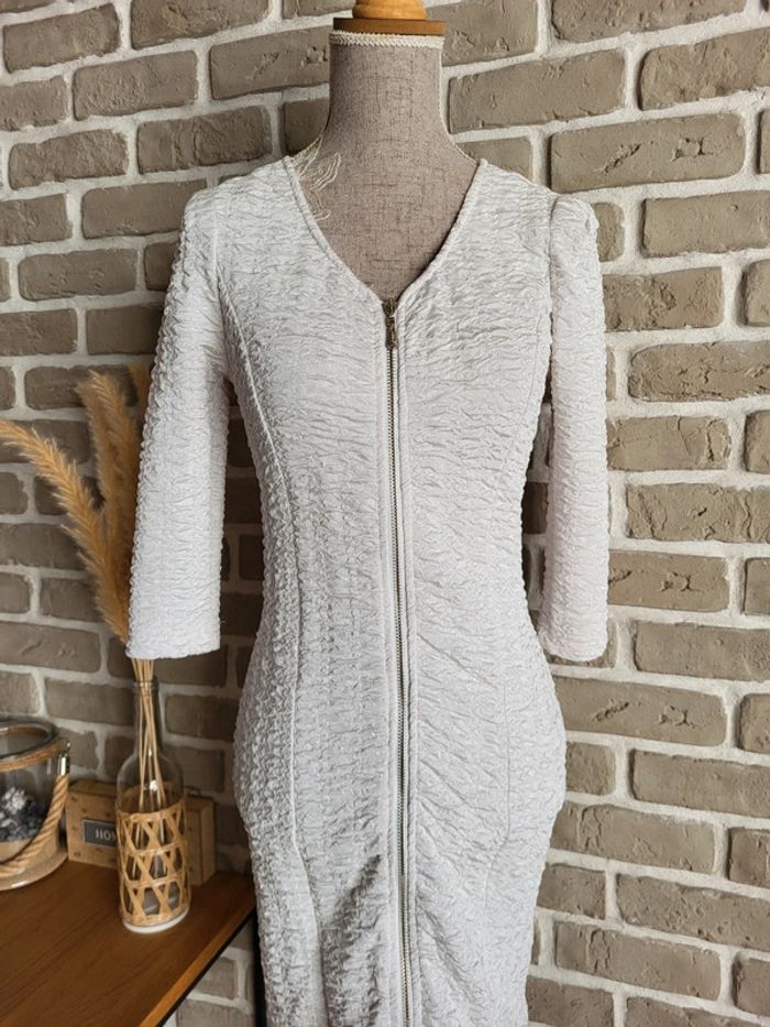 Robe blanche moulante avec fermeture éclair et tissu gaufré - photo numéro 7