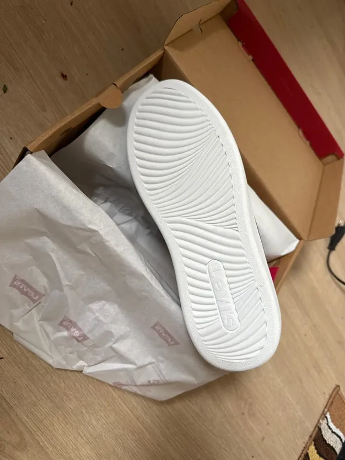 Très jolies baskets Levi’s neuves avec étiquette pointure 39 - photo numéro 7