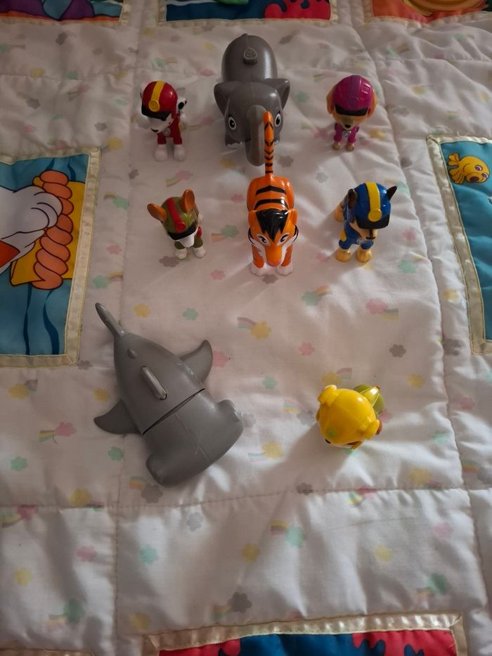 Lot figurines et animaux pat patrouille