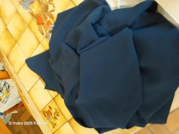 Coupon de 1.40 m x 1.40 m Tissu crêpe de polyester marine - Mondial Tissus