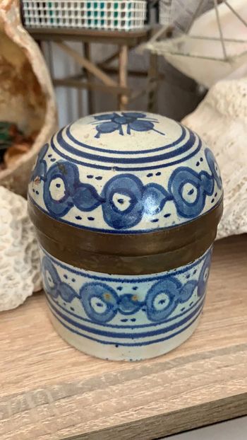 Boîte ancienne artisanale