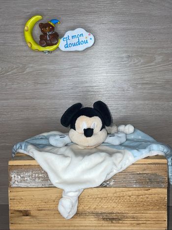 DY432 doudou Mickey Disney