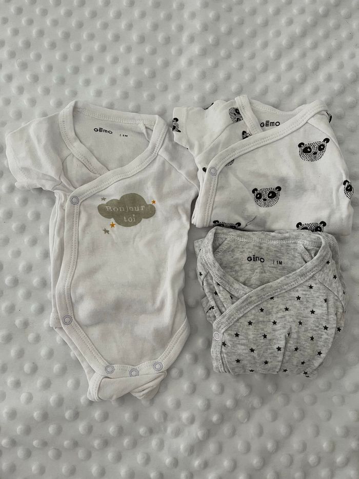 Lot bodies manches courtes 1 mois