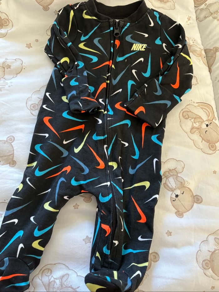 Combinaison Nike bébé – look sport et confort 🖤