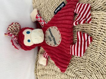 Singe "Bogos" LES DEGLINGOS doudou plat rouge