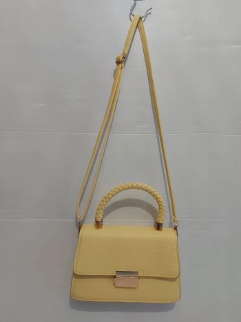 Sac à main jaune clair très peu servi dimensions en photos
