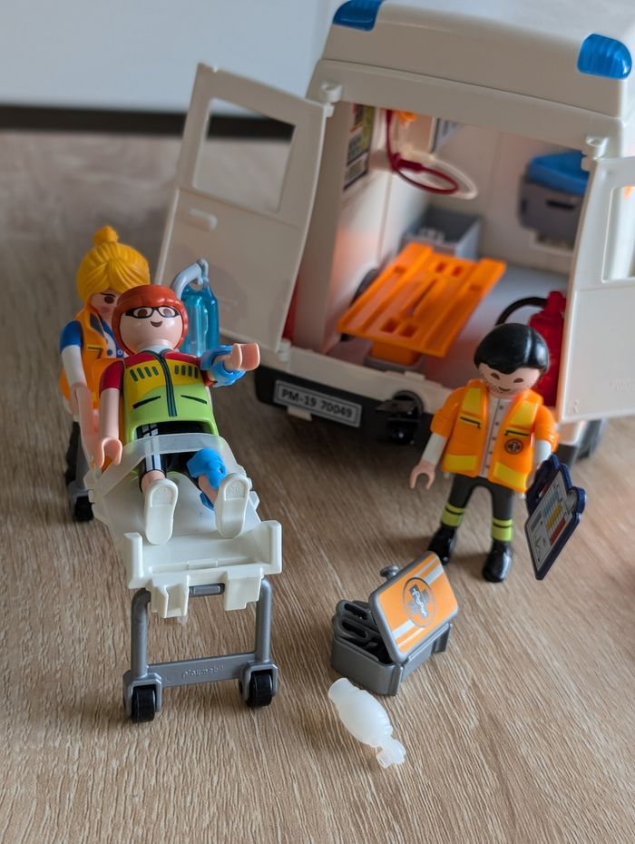Playmobil 79049 Ambulance et secouristes - photo numéro 3
