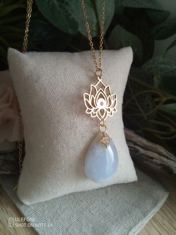 Collier lotus et pierre de calcite bleue