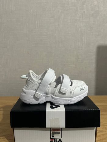 Baskets ouvertes Fila Ray sandal blanches grises 24 7UK