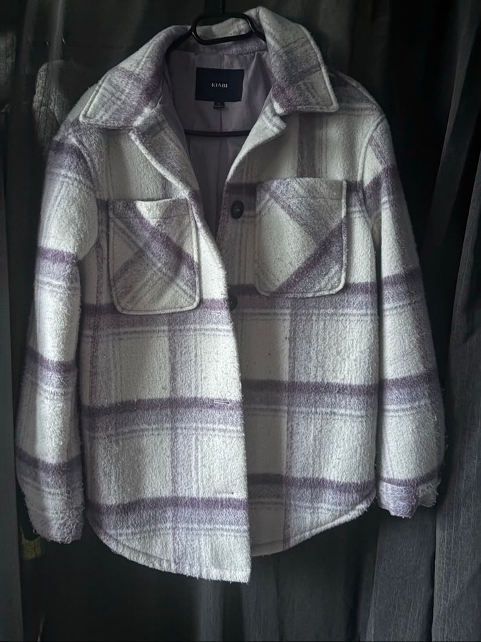 Veste à carreaux violet, blanche