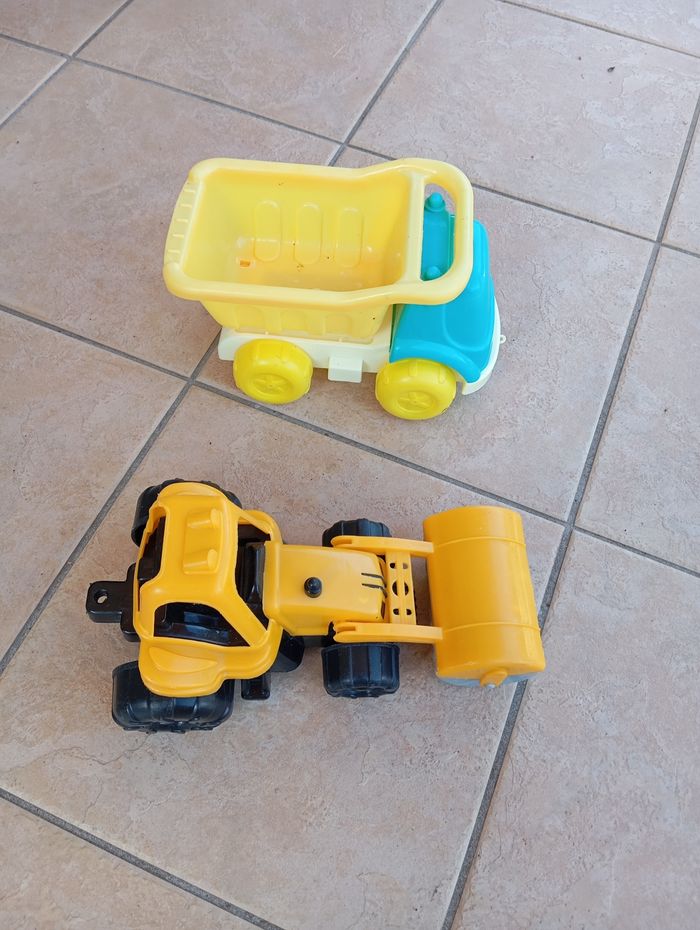 Camion benne et rouleau compresseur - photo numéro 2