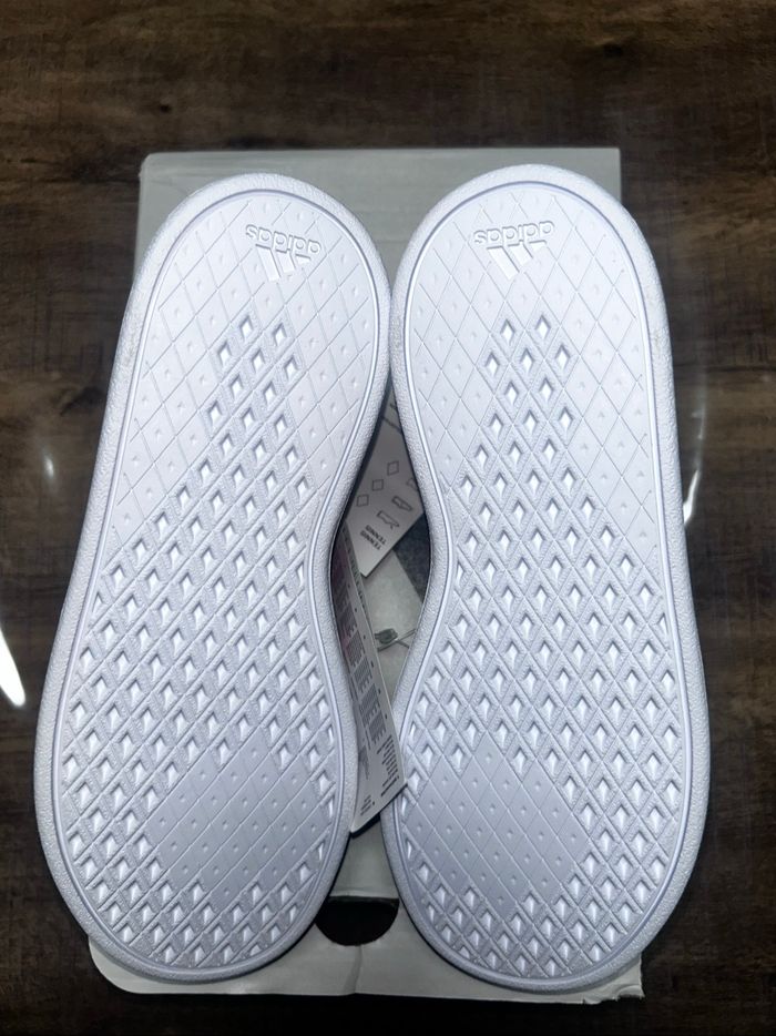 Baskets adidas neuf - photo numéro 4