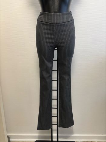 Pantalon classique à lignes neuf