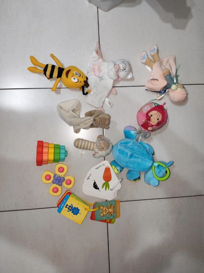 Lot de jouets et peluches