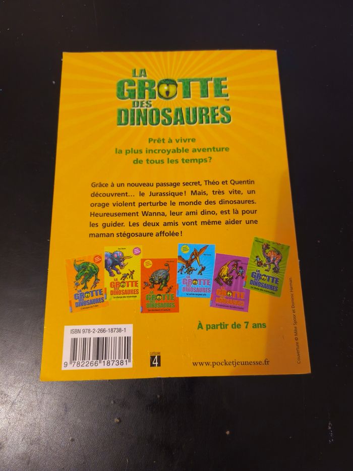 Livre La grotte des Dinosaures - photo numéro 2