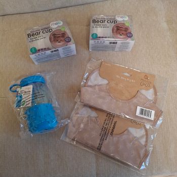 Lot bavoirs, tasses, verres pour enfants