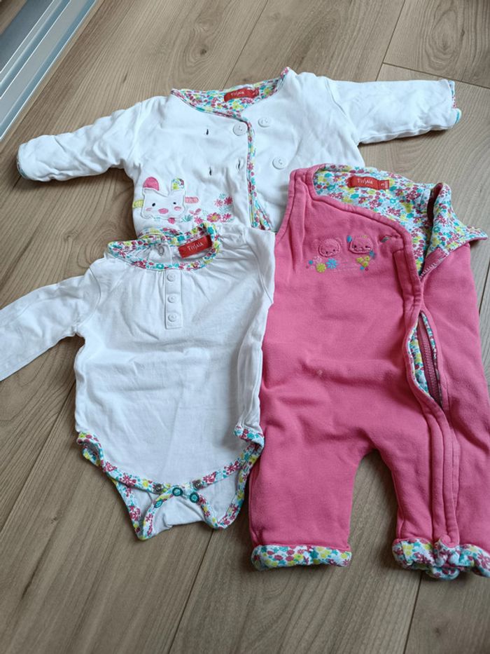 Lot de 3 mois fille  (pantalon, bodys, pyjamas léger et ) - photo numéro 2
