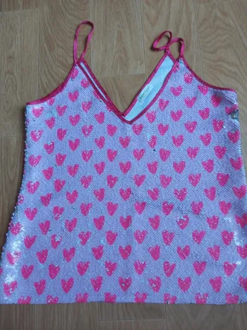 Top à mini sequins motifs coeurs