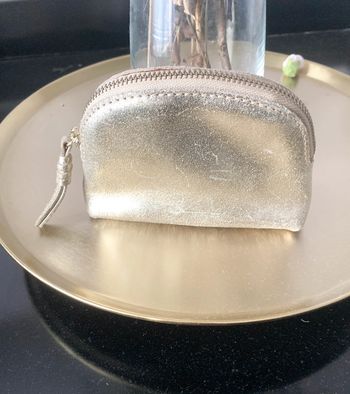 Jolie Pochette en 100% cuir doré métallisé