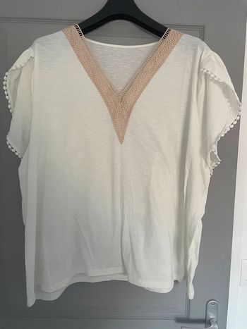 T-shirt blanc et beige