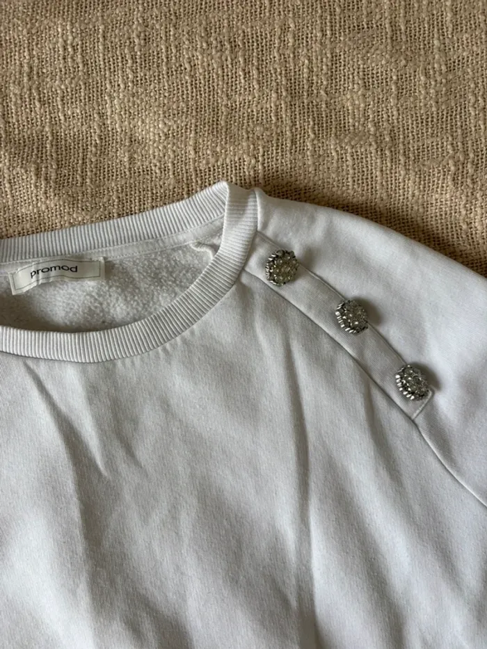 Sweat Promod blanc – 3 boutons argentés épaules taille L - photo numéro 3