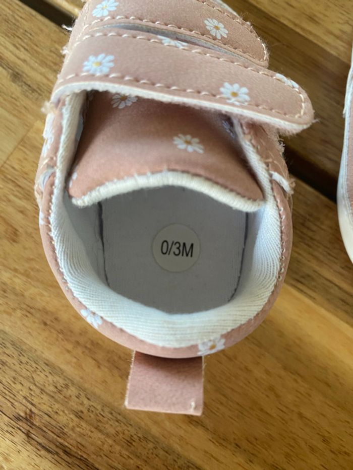 Baskets rose fleurs 0/3 mois - photo numéro 2