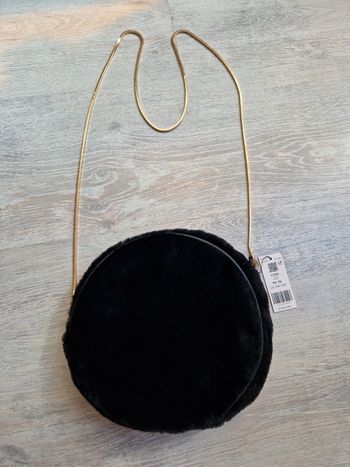 Petit sac rond noir tout doux avec bandoulière dorée Etam neuf avec étiquette