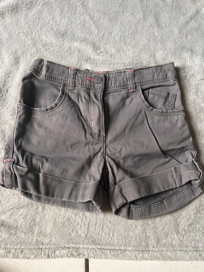 Short fille