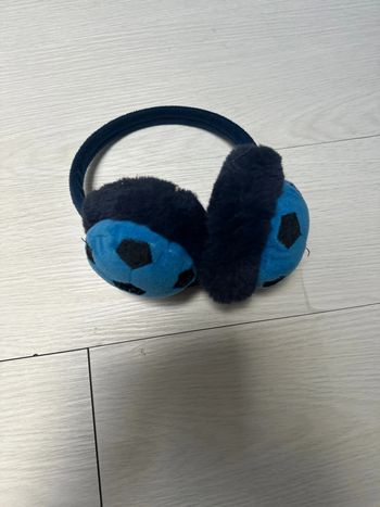 Cache oreilles bleu et bleu marine, ballon de foot
