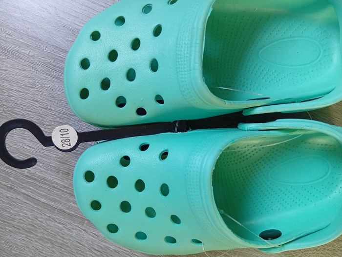 Jolie paire de Crocs - photo numéro 2