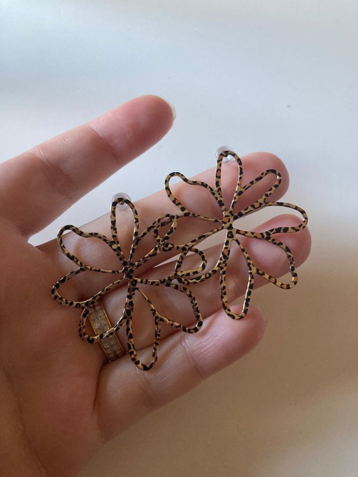 Boucles d’oreilles NEUVES pour femme forme de fleurs couleur doré et noir motifs léopard