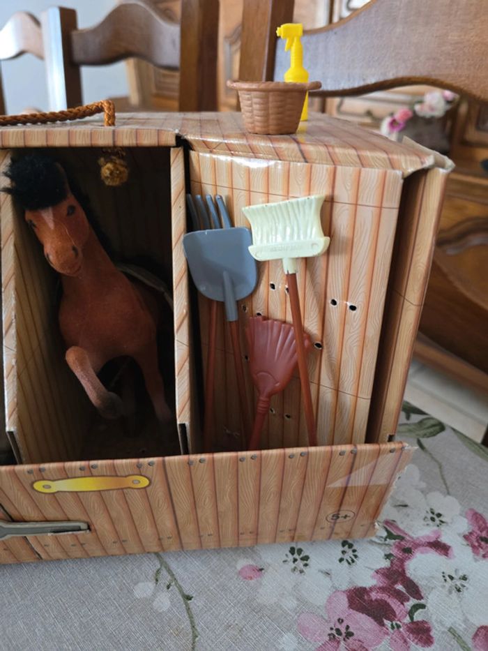 Coffret vintage Grand Derby – Écurie + 4 chevaux + accessoires – Années 80 - photo numéro 3
