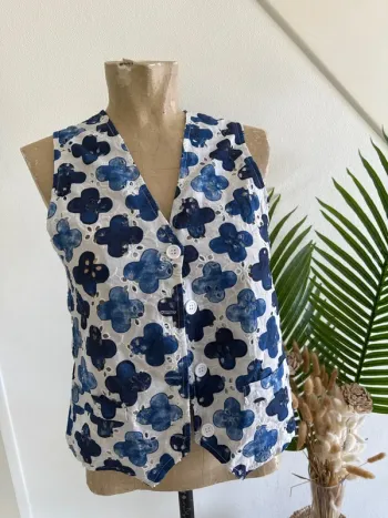 Très beau gilet sans manches  à fleurs 36/38