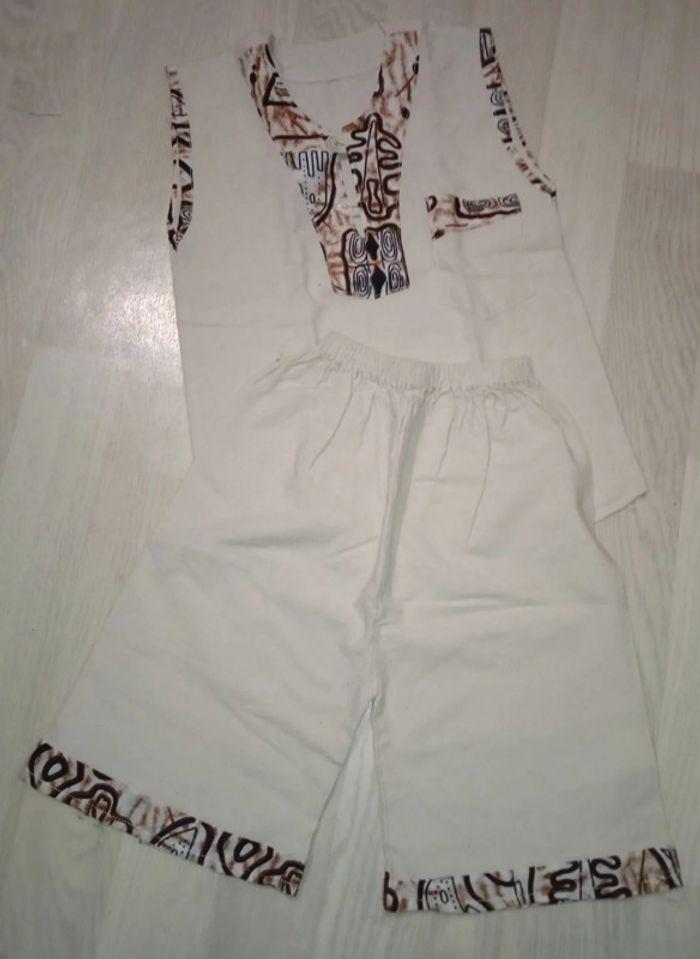 Tenue africaine crème et motifs marrons T. 18-24 mois