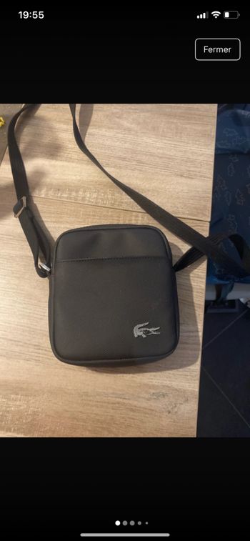 Sacoche zippée Lacoste avec bandoulière ajustable