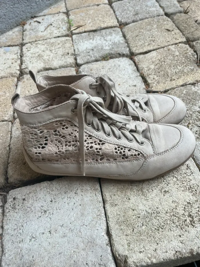 Basket en cuir et dentelle beige pointure 40