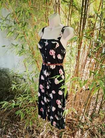 Superbe robe longue fleurie Hollister à bretelles avec des boutons sur le devant 100% viscose