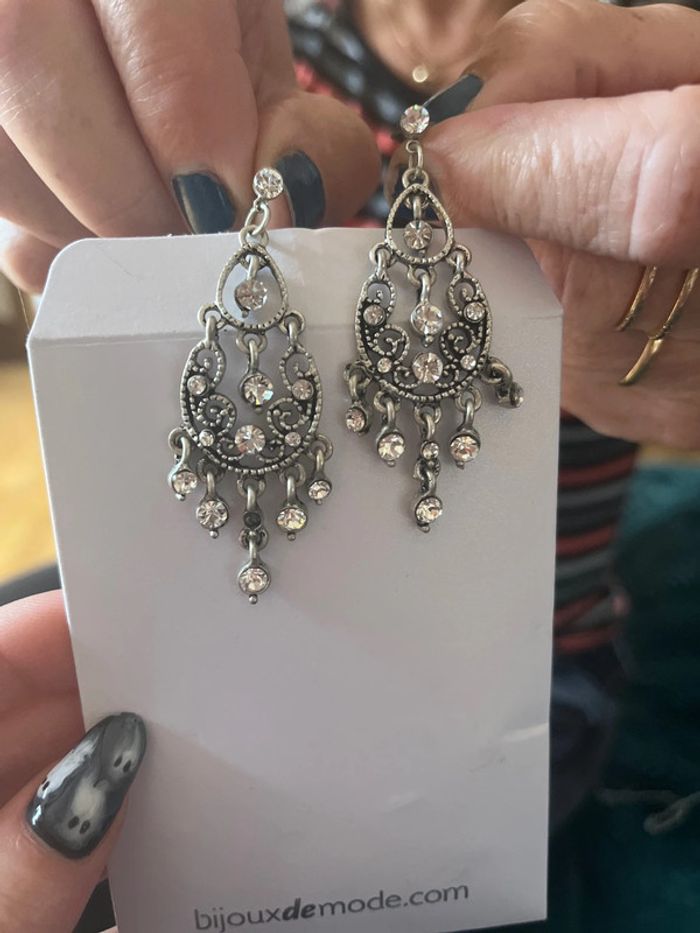 Boucle d’oreille pendante ornée de cristaux