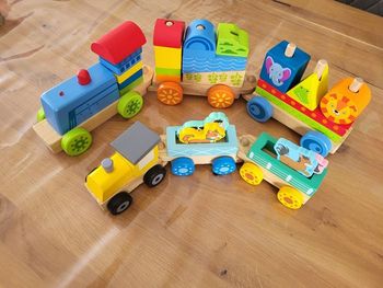 2 trains en bois
