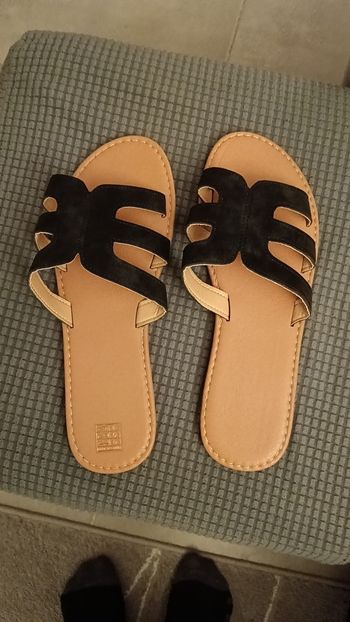 Claquettes neuves avec étiquettes 