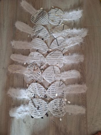 Décoration vêtements blanc à plumes et sequins