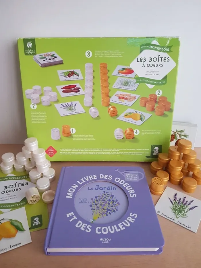 Livre odeurs + Nature & découvertes matériel Montessori Les boîtes à odeurs