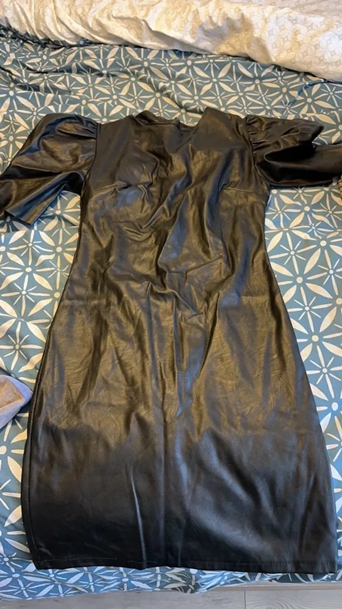 Robe en similicuir - photo numéro 3