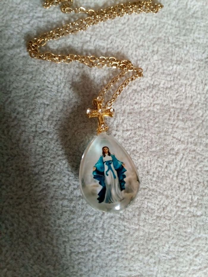 Collier médaillon sainte vierge
