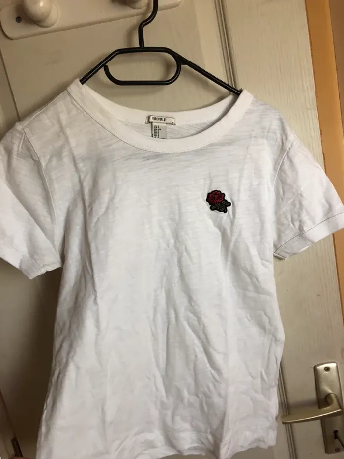 tee shirt blanc avec une rose - photo numéro 2