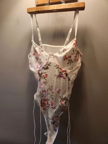 Body blanc tulle et broderie fleurs roses