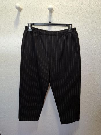 Joli pantacourt femme T6 (50/52) noir fines rayures blanches très bon état