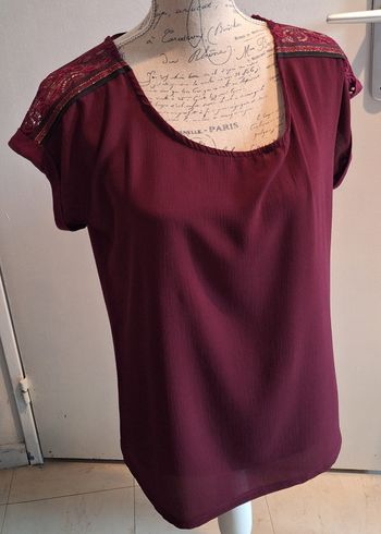 Tee-shirt bordeaux avec épaules en dentelle