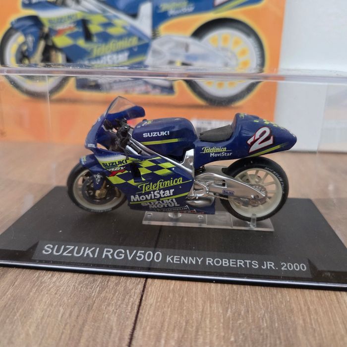 Moto 1:24 avec socle, vitrine et fascicule - photo numéro 1