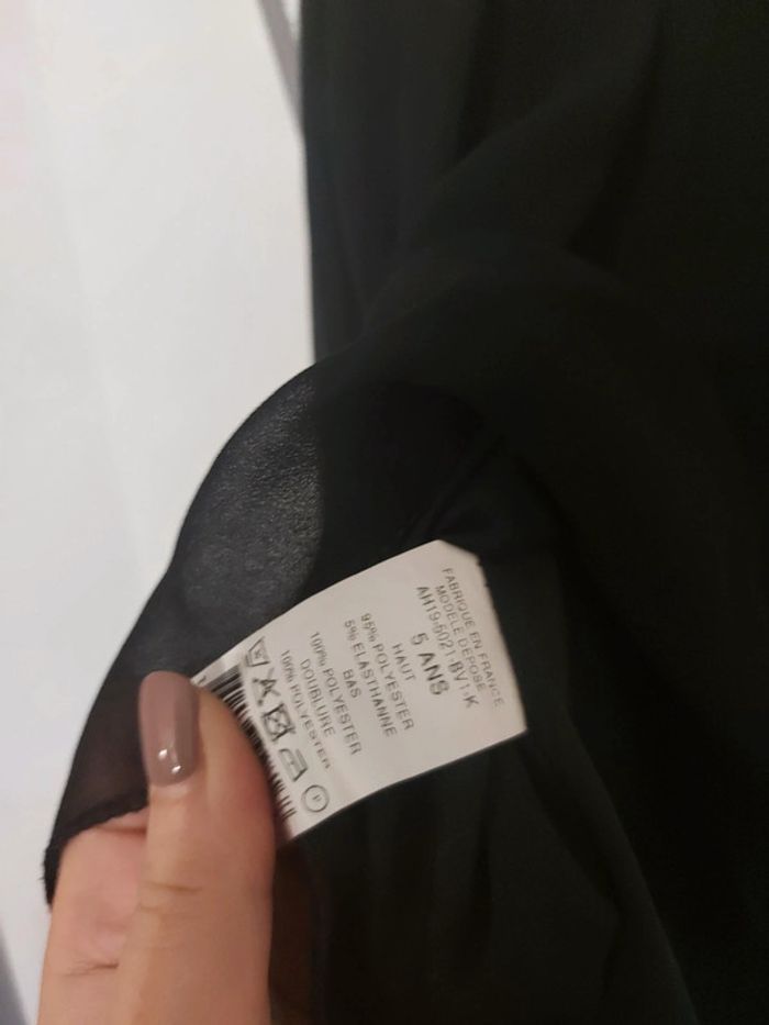 Robe noire et doré 5 ans - photo numéro 3